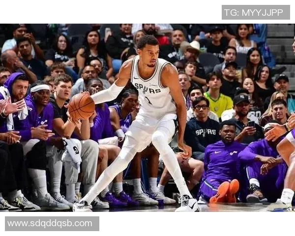 新赛季开始，马刺球队正以出色表现领跑西部联盟